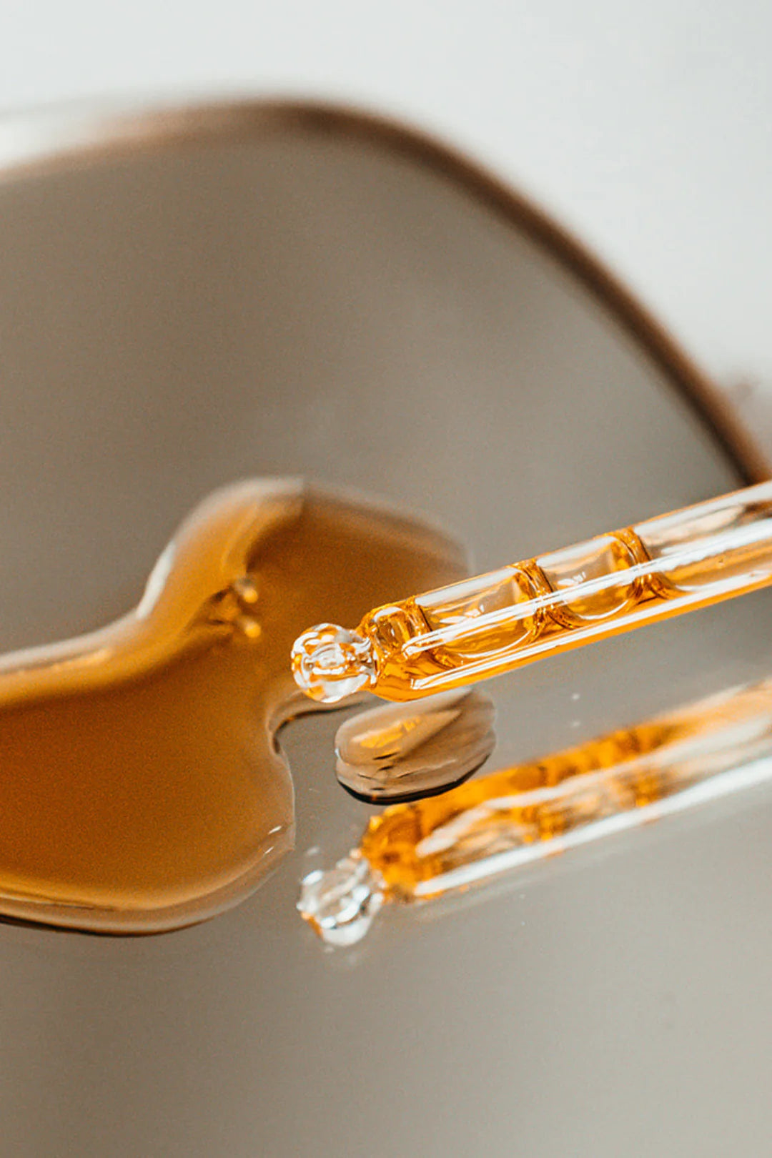 Geen doffe vermoeide huid meer, maar een intensief verzorgde huid met een jeugdige glow. Dit 'dutch beauty' award winnende gezichtsserum is het onmisbare vitamineshot dat iedere huid kan gebruiken. Het intensief verzorgende serum gezicht is natuurlijk en volledig biologisch, brengt je huid terug in balans, stimuleert de celvernieuwing en vermindert droogtelijntjes. Veganistisch, dierproefvrije huidverzorging.