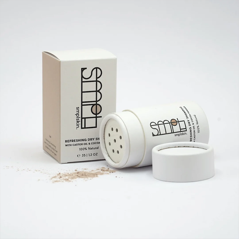De 100% natuurlijke droogshampoo van SMPL Skincare bevat beschermende en voedende ingrediënten en is multifunctioneel. Beter voor je haar en beter voor het milieu. 