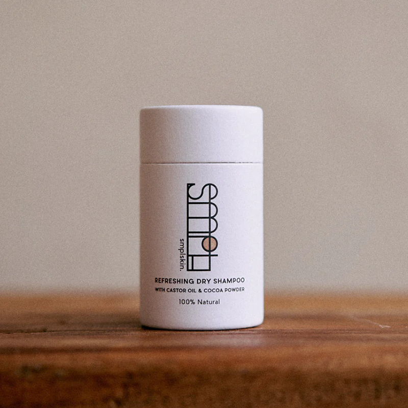 De 100% natuurlijke droogshampoo van SMPL Skincare bevat beschermende en voedende ingrediënten en is multifunctioneel. Beter voor je haar en beter voor het milieu. 