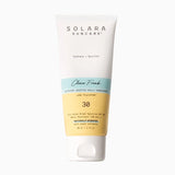 De vegan dierproefvrije zonnebrand zit vol met natuurlijke ingrediënten die je huid beschermen tegen UVA en UVB met SPF30 en tegelijkertijd het beschermlaagje van je huid versterken. De Clean Freak Daily minerale SPF moisturizer is een rijke + voedende multivitamine voor je huid. De gepatenteerde PlantDFNS™ doordrenkt de huid met 10 actieve plantaardige stoffen waarvan klinisch is aangetoond dat ze de huid voeden, beschermen en genezen op cellulair niveau in belangrijke uren na blootstelling.