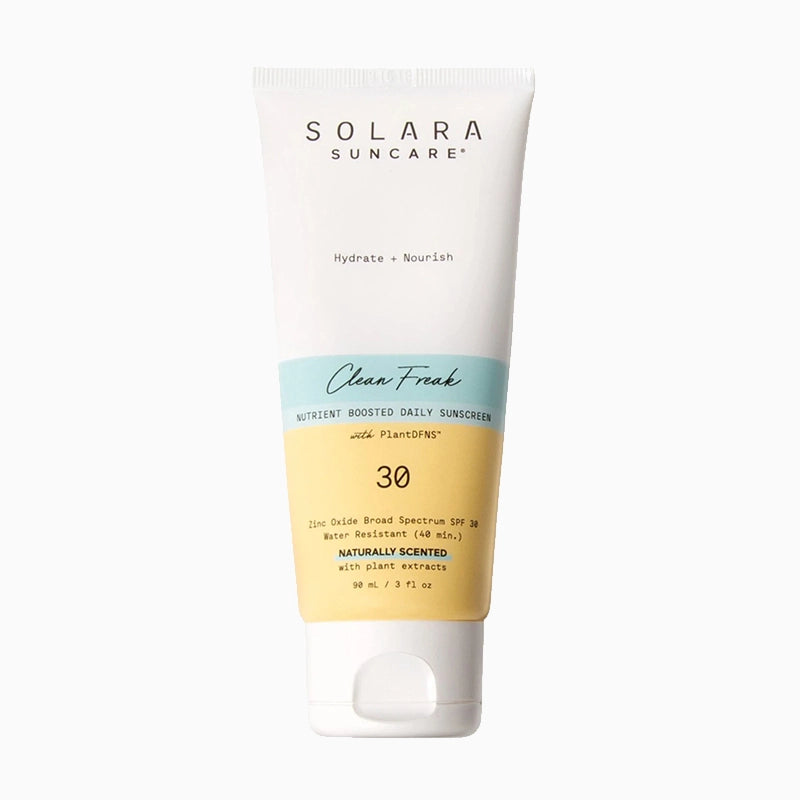 De vegan dierproefvrije zonnebrand zit vol met natuurlijke ingrediënten die je huid beschermen tegen UVA en UVB met SPF30 en tegelijkertijd het beschermlaagje van je huid versterken. De Clean Freak Daily minerale SPF moisturizer is een rijke + voedende multivitamine voor je huid. De gepatenteerde PlantDFNS™ doordrenkt de huid met 10 actieve plantaardige stoffen waarvan klinisch is aangetoond dat ze de huid voeden, beschermen en genezen op cellulair niveau in belangrijke uren na blootstelling.