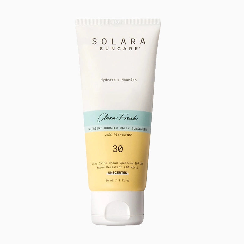 De vegan dierproefvrije zonnebrand zit vol met natuurlijke ingrediënten die je huid beschermen tegen UVA en UVB met SPF30 en tegelijkertijd het beschermlaagje van je huid versterken. De Clean Freak Daily minerale SPF moisturizer is een rijke + voedende multivitamine voor je huid. De gepatenteerde PlantDFNS™ doordrenkt de huid met 10 actieve plantaardige stoffen waarvan klinisch is aangetoond dat ze de huid voeden, beschermen en genezen op cellulair niveau in belangrijke uren na blootstelling.