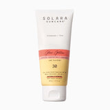 De vegan en dierproefvrije Glow Getter Zonnebrandcreme is een rijke, multi-tasking minerale SPF 30 body moisturizer die zorgt voor een stralende, cafeïne wake-up "latte" voor je huid. Een krachtige mix van groene koffie, heilige lotus en ethisch geproduceerde mica helpen de huid glad, stralend en gehydrateerd te houden. Volledige bescherming tegen de zon.