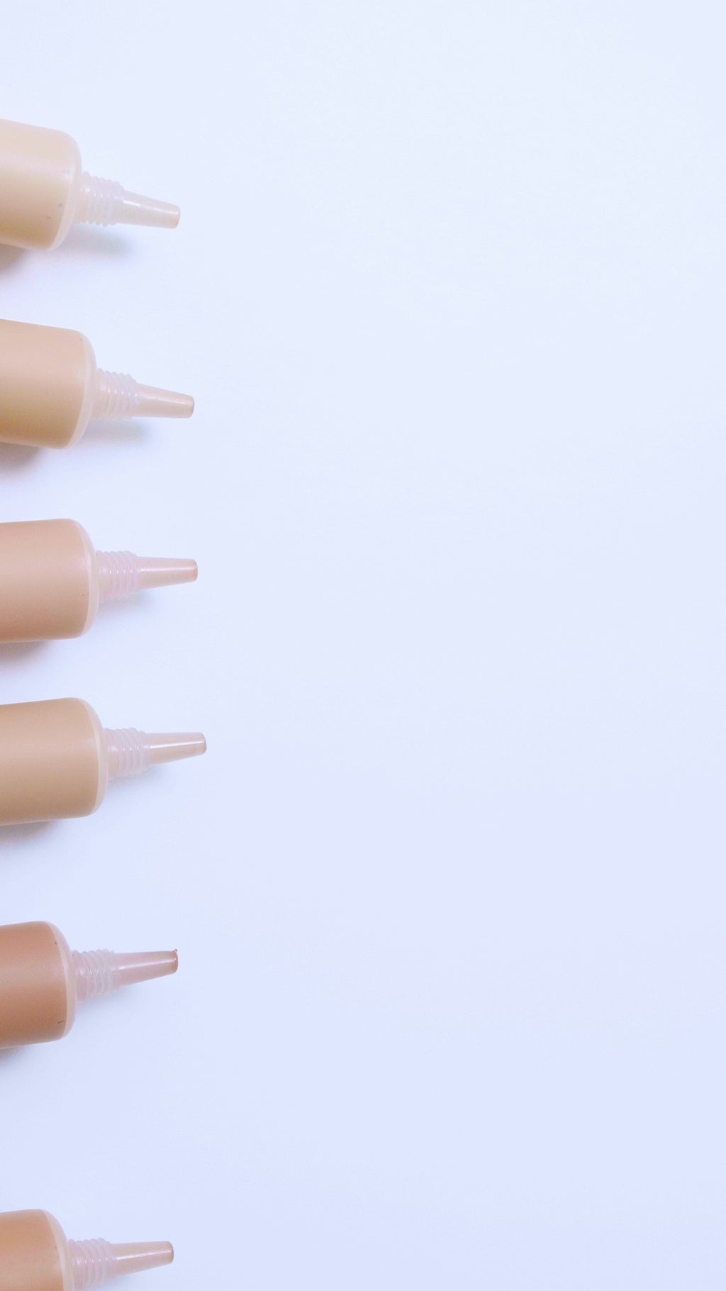 Deze Lychee Creme Corrector is een full coverage concealer & color corrector die roodheid, donkere kringen en onzuiverheden bedekt zonder je huid uit te drogen. De concealer bevat een hoog gehalte Vitamine C & Lychee voor extra hydratatie en een gevoede huid met creaseless resultaat.