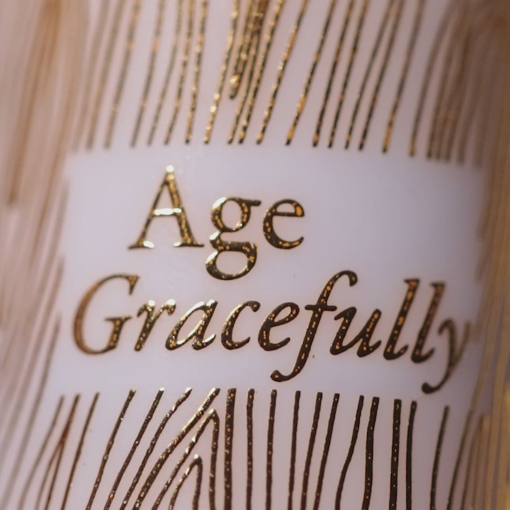 Het fantastische Age Gracefully Serum van WabiSabi Botanicals is een herstellende nachtelijke gezichtsolie die huidherstel en -verjonging ondersteunt terwijl je slaapt. Dit luxe serum maakt gebruik van botanische actieve stoffen zoals natuurlijke vitamine A-rijke Cacay-olie en lupine-extract om de aanvulling van collageen te ondersteunen, fijne lijntjes zullen aanzienlijk egaliseren en pigmentvlekken zullen verminderen. Wordt wakker met een stralende 'plumpy' huid.