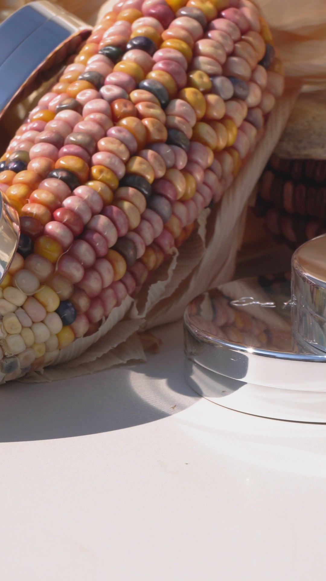Deze Ere Perez Corn Translucent transparante, lichtgewicht poeder neemt moeiteloos overtollige olie van de huid op, vernauwt poriën en zorg dat je make-up lang blijft zitten. Het kan op zichzelf worden gebruikt of als de perfecte afwerking van foundation. Verkrijgbaar in één kleur die past bij alle huidtinten. Vegan,dierproefvrij en duurzaam.