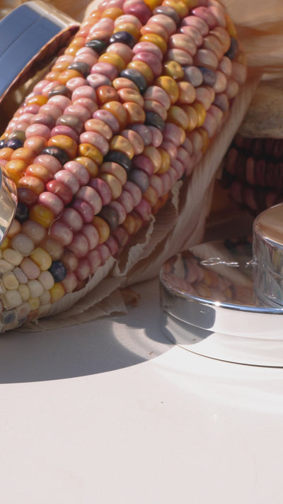 Deze Ere Perez Corn Translucent transparante, lichtgewicht poeder neemt moeiteloos overtollige olie van de huid op, vernauwt poriën en zorg dat je make-up lang blijft zitten. Het kan op zichzelf worden gebruikt of als de perfecte afwerking van foundation. Verkrijgbaar in één kleur die past bij alle huidtinten. Vegan,dierproefvrij en duurzaam.