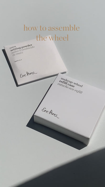 Deze Ere Perez Corn Translucent transparante, lichtgewicht poeder neemt moeiteloos overtollige olie van de huid op, vernauwt poriën en zorg dat je make-up lang blijft zitten. Het kan op zichzelf worden gebruikt of als de perfecte afwerking van foundation. Verkrijgbaar in één kleur die past bij alle huidtinten. Vegan,dierproefvrij en duurzaam.