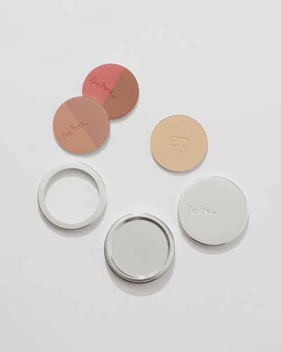 Deze Ere Perez Corn Translucent transparante, lichtgewicht poeder neemt moeiteloos overtollige olie van de huid op, vernauwt poriën en zorg dat je make-up lang blijft zitten. Het kan op zichzelf worden gebruikt of als de perfecte afwerking van foundation. Verkrijgbaar in één kleur die past bij alle huidtinten. Vegan,dierproefvrij en duurzaam.