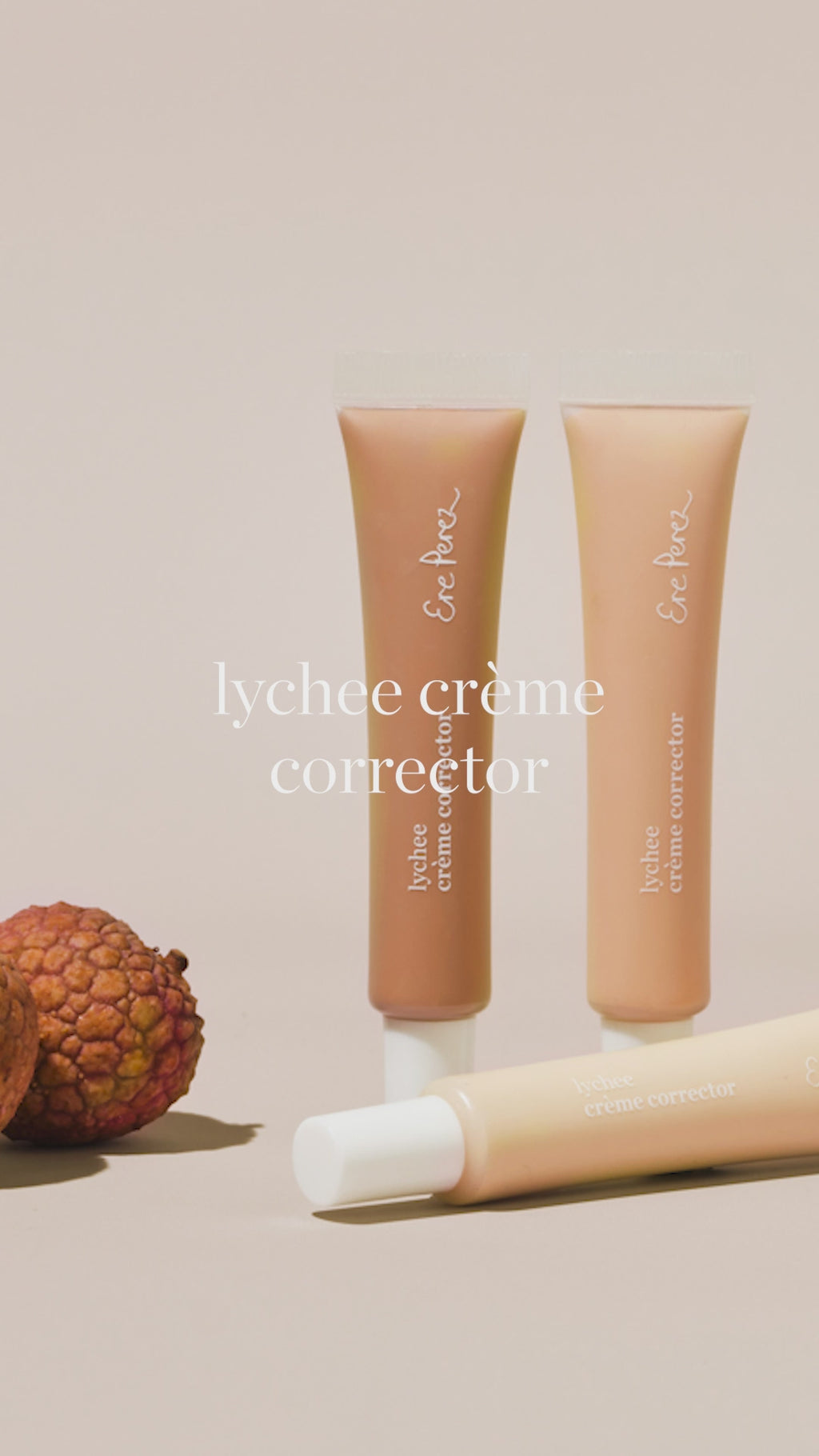 Deze Lychee Creme Corrector is een full coverage concealer & color corrector die roodheid, donkere kringen en onzuiverheden bedekt zonder je huid uit te drogen. De concealer bevat een hoog gehalte Vitamine C & Lychee voor extra hydratatie en een gevoede huid met creaseless resultaat.