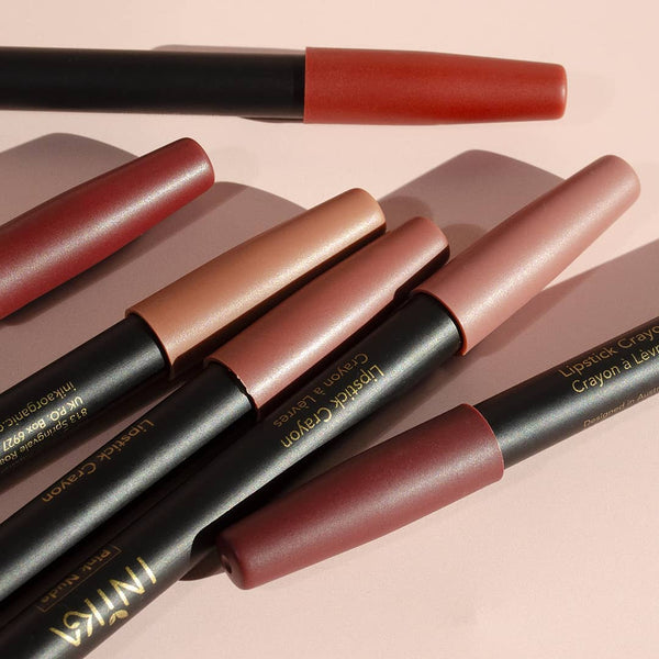 INIKA's Award winnende Crayon lipsticks hebben een zachte romige textuur met een satijnen finish en zorgt voor een prachtige volle kleur op de lippen. Deze mooie lipsticks in potloodvorm zijn verrijkt met biologische kokosolie en vitamine E voor langdurig zachte en verzorgde lippen. De satijnzachte finish is te danken aan de non-comedogene, biologische Carnaubawas, die je lippen een zachte, net-niet-matte, natuurlijke finish geven. 
