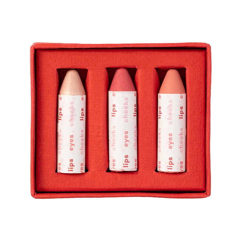 Wij beginnen spontaan te blozen van deze Multi-Use Balmies van Axiology. Deze schattige balmies zijn jouw nieuwe BFF voor het creëren van een prachtige look. Waarom? Omdat ze 100% vegan en dierproefvrij zijn, verpakt in een super duurzame verpakking! Hoe cool is dat?