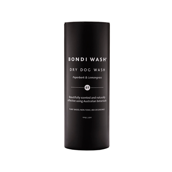 Verfris je liefste viervoeter simpel en makkelijk tussen de wasbeurten door met deze vegan Dry Dog Wash van Bondi Wash. Deze zachte, geheel natuurlijke formule is ontwikkeld met de geur van paperbark en citroengras en is speciaal ontworpen voor honden die een gevoelige huid hebben. Verwijder geurtjes, vuiligheid én kalmeer en creëer tegelijkertijd een rustgevend gevoel voor je hond. Ontwikkeld met Australisch Banksia-zaadolie voor een luxueuze glanzende vacht. dierproefvrij en natuurlijk.
