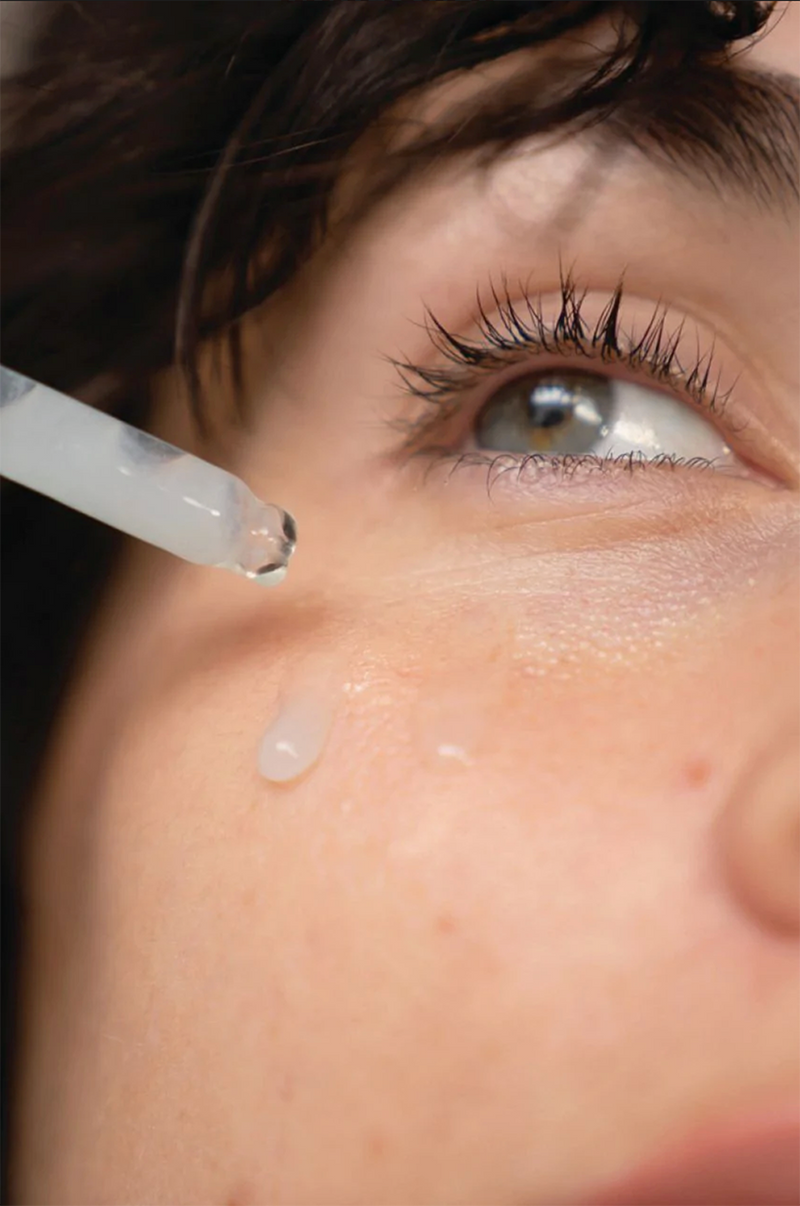 Dit is een waterbased serum die vol zit met Niacinamide, Panthenol en plantbased alternatieven voor Retinol. Dit natuurlijke veganistische retinol-elixer is een echt wondermiddel als het gaat om het zacht laten aanvoelen van je huid en het verminderen van oneffenheden. In tegenstelling tot andere anti-aging retinols, stript deze je huid niet en laat deze je huid niet droog aanvoelen. 