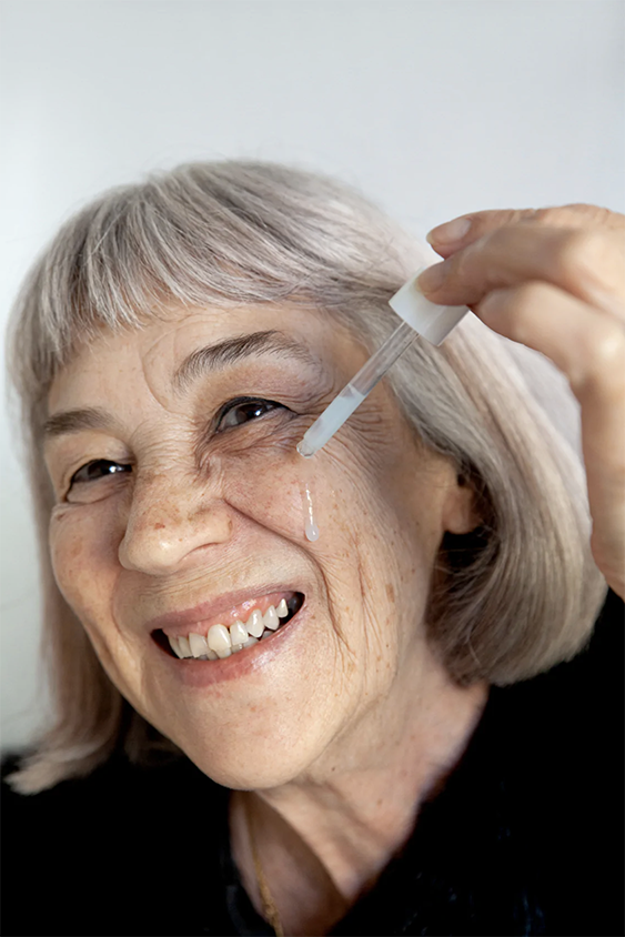 Dit is een waterbased serum die vol zit met Niacinamide, Panthenol en plantbased alternatieven voor Retinol. Dit natuurlijke veganistische retinol-elixer is een echt wondermiddel als het gaat om het zacht laten aanvoelen van je huid en het verminderen van oneffenheden. In tegenstelling tot andere anti-aging retinols, stript deze je huid niet en laat deze je huid niet droog aanvoelen. 