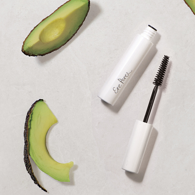 De Avocado Waterproof Mascara van Ere Perez is een mascara de zorgt voor lange, volle wimpers met een natuurlijke bruine kleur. De formule is volledig waterproof en long-lasting. De Avocado olie in de mascara versterkt de wimpers en stimuleert de groei. Daarnaast maakt dit de mascara heel geschikt voor gevoelige ogen.

Avocado's staan bekend om hun goede en gezonde vetten, maar avocado's en de olie ervan bevatten ook veel verschillende vitaminen. Zoals vitamine A, B, C, D, E & K. 