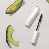 De Avocado Waterproof Mascara van Ere Perez is een mascara de zorgt voor lange, volle wimpers met een intens zwarte kleur. De formule is volledig waterproof en long-lasting. De Avocado olie in de mascara versterkt de wimpers en stimuleert de groei. Daarnaast maakt dit de mascara heel geschikt voor gevoelige ogen. 