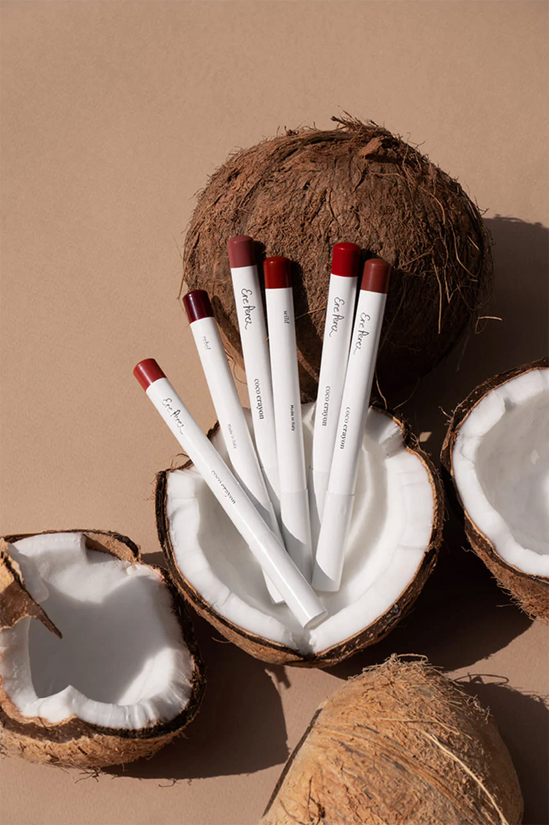De zijdezachte vegan Coco Crayons van Ere Perez bevatten pure kokosolie om je lippen gedurende de dag te beschermen, diep te hydrateren en te herstellen. Toegevoegde baobabzaadolie staat om zijn voedzame eigenschappen vol antioxidanten, omega's 3,6,9, vetzuren en vitamine A, B & C zorgen ervoor dat je lippen er mooi, gezond uitzien en aanvoelen. Plasticvrij, afvalvrij, veganistisch, CO2-neutraal gecertificeerd en dierproefvrij.