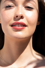 De zijdezachte vegan Coco Crayons van Ere Perez bevatten pure kokosolie om je lippen gedurende de dag te beschermen, diep te hydrateren en te herstellen. Toegevoegde baobabzaadolie staat om zijn voedzame eigenschappen vol antioxidanten, omega's 3,6,9, vetzuren en vitamine A, B & C zorgen ervoor dat je lippen er mooi, gezond uitzien en aanvoelen. Plasticvrij, afvalvrij, veganistisch, CO2-neutraal gecertificeerd en dierproefvrij.
