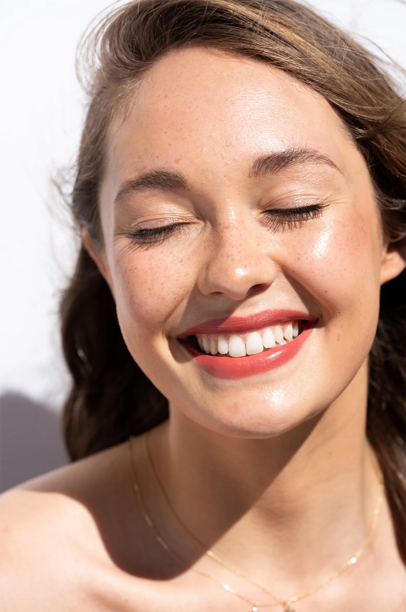 De zijdezachte vegan Coco Crayons van Ere Perez bevatten pure kokosolie om je lippen gedurende de dag te beschermen, diep te hydrateren en te herstellen. Toegevoegde baobabzaadolie staat om zijn voedzame eigenschappen vol antioxidanten, omega's 3,6,9, vetzuren en vitamine A, B & C zorgen ervoor dat je lippen er mooi, gezond uitzien en aanvoelen. Plasticvrij, afvalvrij, veganistisch, CO2-neutraal gecertificeerd en dierproefvrij.