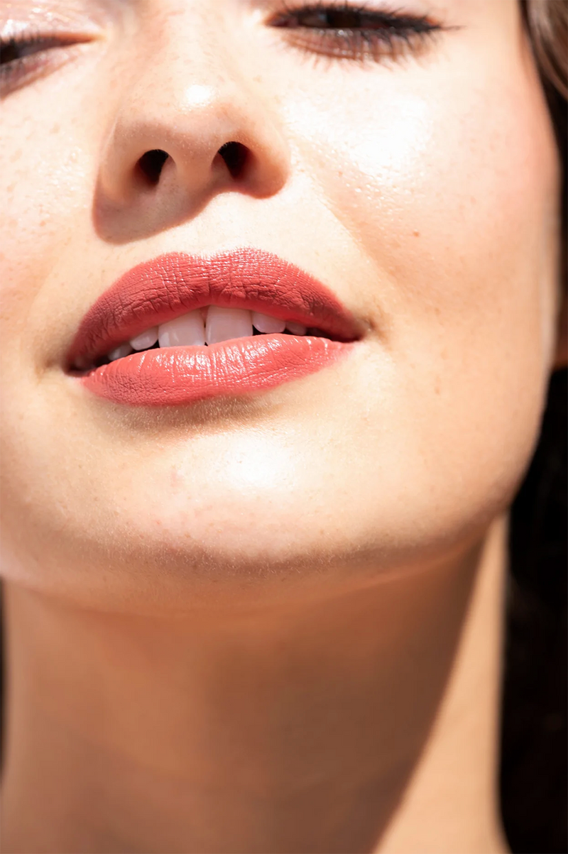 De zijdezachte vegan Coco Crayons van Ere Perez bevatten pure kokosolie om je lippen gedurende de dag te beschermen, diep te hydrateren en te herstellen. Toegevoegde baobabzaadolie staat om zijn voedzame eigenschappen vol antioxidanten, omega's 3,6,9, vetzuren en vitamine A, B & C zorgen ervoor dat je lippen er mooi, gezond uitzien en aanvoelen. Plasticvrij, afvalvrij, veganistisch, CO2-neutraal gecertificeerd en dierproefvrij.