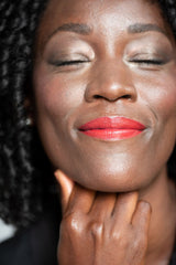De zijdezachte vegan Coco Crayons van Ere Perez bevatten pure kokosolie om je lippen gedurende de dag te beschermen, diep te hydrateren en te herstellen. Toegevoegde baobabzaadolie staat om zijn voedzame eigenschappen vol antioxidanten, omega's 3,6,9, vetzuren en vitamine A, B & C zorgen ervoor dat je lippen er mooi, gezond uitzien en aanvoelen. Plasticvrij, afvalvrij, veganistisch, CO2-neutraal gecertificeerd en dierproefvrij.