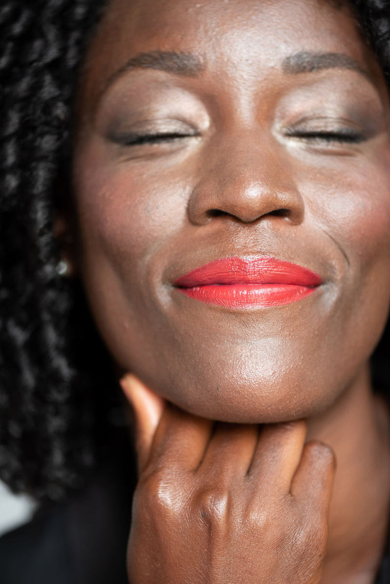 De zijdezachte vegan Coco Crayons van Ere Perez bevatten pure kokosolie om je lippen gedurende de dag te beschermen, diep te hydrateren en te herstellen. Toegevoegde baobabzaadolie staat om zijn voedzame eigenschappen vol antioxidanten, omega's 3,6,9, vetzuren en vitamine A, B & C zorgen ervoor dat je lippen er mooi, gezond uitzien en aanvoelen. Plasticvrij, afvalvrij, veganistisch, CO2-neutraal gecertificeerd en dierproefvrij.
