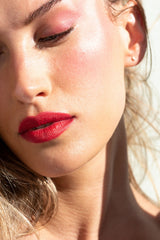 De zijdezachte vegan Coco Crayons van Ere Perez bevatten pure kokosolie om je lippen gedurende de dag te beschermen, diep te hydrateren en te herstellen. Toegevoegde baobabzaadolie staat om zijn voedzame eigenschappen vol antioxidanten, omega's 3,6,9, vetzuren en vitamine A, B & C zorgen ervoor dat je lippen er mooi, gezond uitzien en aanvoelen. Plasticvrij, afvalvrij, veganistisch, CO2-neutraal gecertificeerd en dierproefvrij.