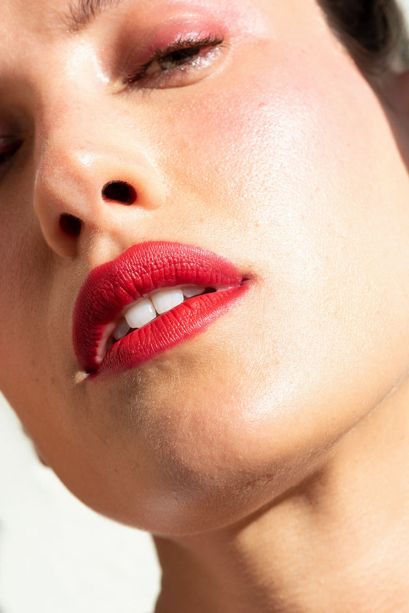 De zijdezachte vegan Coco Crayons van Ere Perez bevatten pure kokosolie om je lippen gedurende de dag te beschermen, diep te hydrateren en te herstellen. Toegevoegde baobabzaadolie staat om zijn voedzame eigenschappen vol antioxidanten, omega's 3,6,9, vetzuren en vitamine A, B & C zorgen ervoor dat je lippen er mooi, gezond uitzien en aanvoelen. Plasticvrij, afvalvrij, veganistisch, CO2-neutraal gecertificeerd en dierproefvrij.