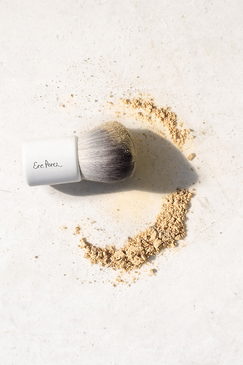 Deze Ere Perez Corn Translucent transparante, lichtgewicht poeder neemt moeiteloos overtollige olie van de huid op, vernauwt poriën en zorg dat je make-up lang blijft zitten. Het kan op zichzelf worden gebruikt of als de perfecte afwerking van foundation. Verkrijgbaar in één kleur die past bij alle huidtinten. Vegan,dierproefvrij en duurzaam.