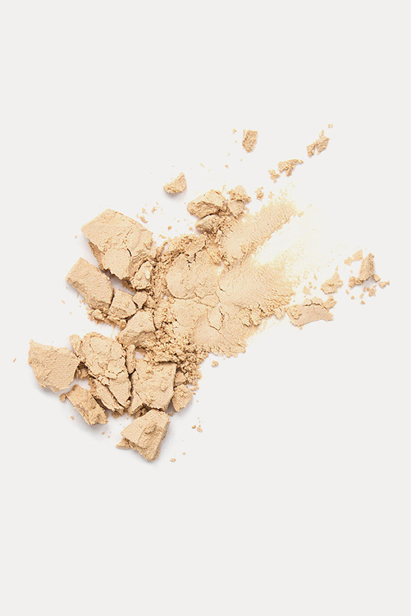 Deze Ere Perez Corn Translucent transparante, lichtgewicht poeder neemt moeiteloos overtollige olie van de huid op, vernauwt poriën en zorg dat je make-up lang blijft zitten. Het kan op zichzelf worden gebruikt of als de perfecte afwerking van foundation. Verkrijgbaar in één kleur die past bij alle huidtinten. Vegan,dierproefvrij en duurzaam.