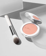 Deze kleine All-Beauty brush is een allround juweeltje voor alle gekleurde poeders, highlighters en cream blushes. Met een slanke, taps toelopende borstel om een subtiele kleur aan te brengen op je wangen en je algehele huid. Werkt geweldig met onze carrot colour pots dankzij de fijne borstelharen. Maar ook het mengen en blenden van oogschaduw en zelfs contouren is met deze kwast zo gepiept.
