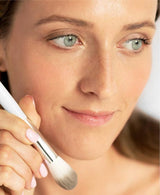 Deze kleine All-Beauty brush is een allround juweeltje voor alle gekleurde poeders, highlighters en cream blushes. Met een slanke, taps toelopende borstel om een subtiele kleur aan te brengen op je wangen en je algehele huid. Werkt geweldig met onze carrot colour pots dankzij de fijne borstelharen. Maar ook het mengen en blenden van oogschaduw en zelfs contouren is met deze kwast zo gepiept.