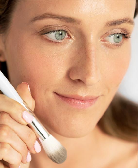 Deze kleine All-Beauty brush is een allround juweeltje voor alle gekleurde poeders, highlighters en cream blushes. Met een slanke, taps toelopende borstel om een subtiele kleur aan te brengen op je wangen en je algehele huid. Werkt geweldig met onze carrot colour pots dankzij de fijne borstelharen. Maar ook het mengen en blenden van oogschaduw en zelfs contouren is met deze kwast zo gepiept.