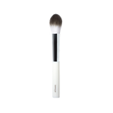 Deze kleine All-Beauty brush is een allround juweeltje voor alle gekleurde poeders, highlighters en cream blushes. Met een slanke, taps toelopende borstel om een subtiele kleur aan te brengen op je wangen en je algehele huid. Werkt geweldig met onze carrot colour pots dankzij de fijne borstelharen. Maar ook het mengen en blenden van oogschaduw en zelfs contouren is met deze kwast zo gepiept.