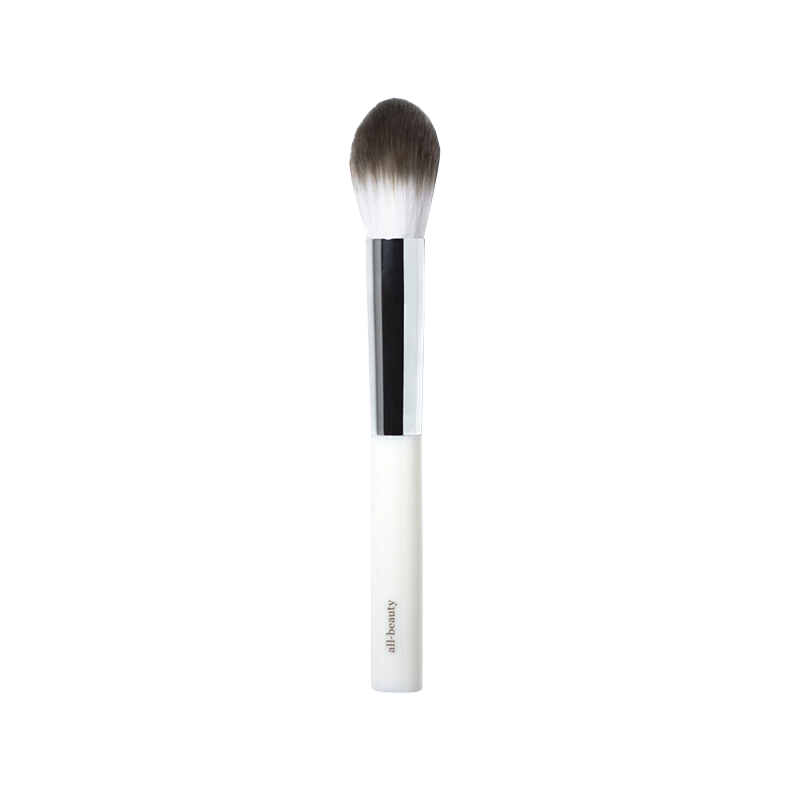 Deze kleine All-Beauty brush is een allround juweeltje voor alle gekleurde poeders, highlighters en cream blushes. Met een slanke, taps toelopende borstel om een subtiele kleur aan te brengen op je wangen en je algehele huid. Werkt geweldig met onze carrot colour pots dankzij de fijne borstelharen. Maar ook het mengen en blenden van oogschaduw en zelfs contouren is met deze kwast zo gepiept.