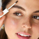 De Argan Brow Hero van Ere Perez is een Tinted Brow Gel in een universele bruine kleur. De Brow Gel houdt je wenkbrauwen in model, geeft ze kleur en bevat daarnaast kleine vezels om je wenkbrauwen meer volume te geven! Argan Olie verzorgt en versterkt daarnaast je wenkbrauwen om ze te laten groeien.