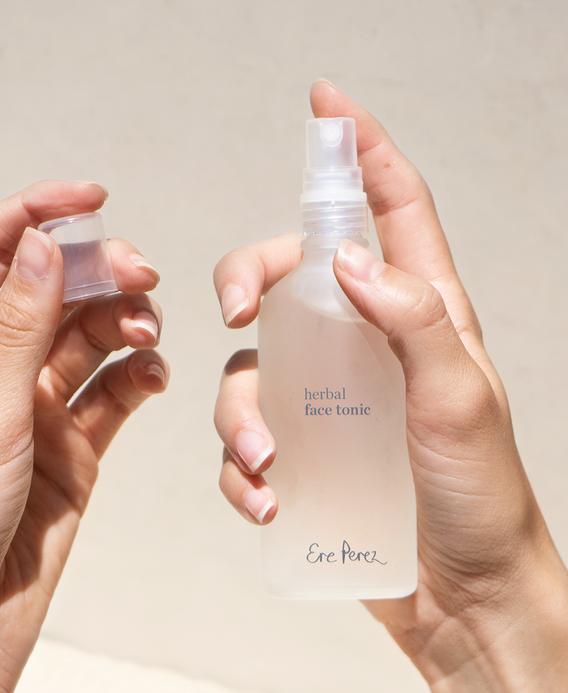 Ere Perez vegan Herbal FaceTonic om een droge en vermoeide huid op te frissen