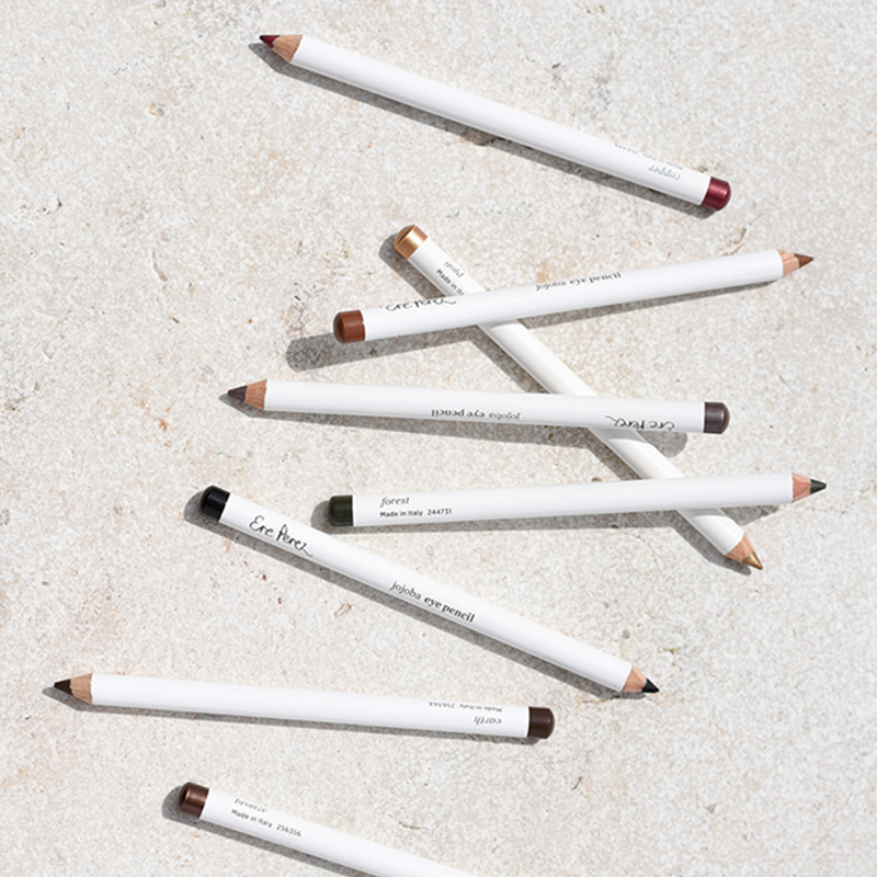 Dit prachtige Jojoba Eye Pencil van Ere Perez is een oogpotlood en eyeliner in een. Het potlood is te gebruiken om je ogen te omlijnen, maar ook om extra diepte aan bijvoorbeeld een Smokey Eye te geven. De toevoeging van Jojoba Oil zorgt voor een zachte en gevoede huid rondom de ogen en maakt hem ook geschikt voor gevoelige ogen.