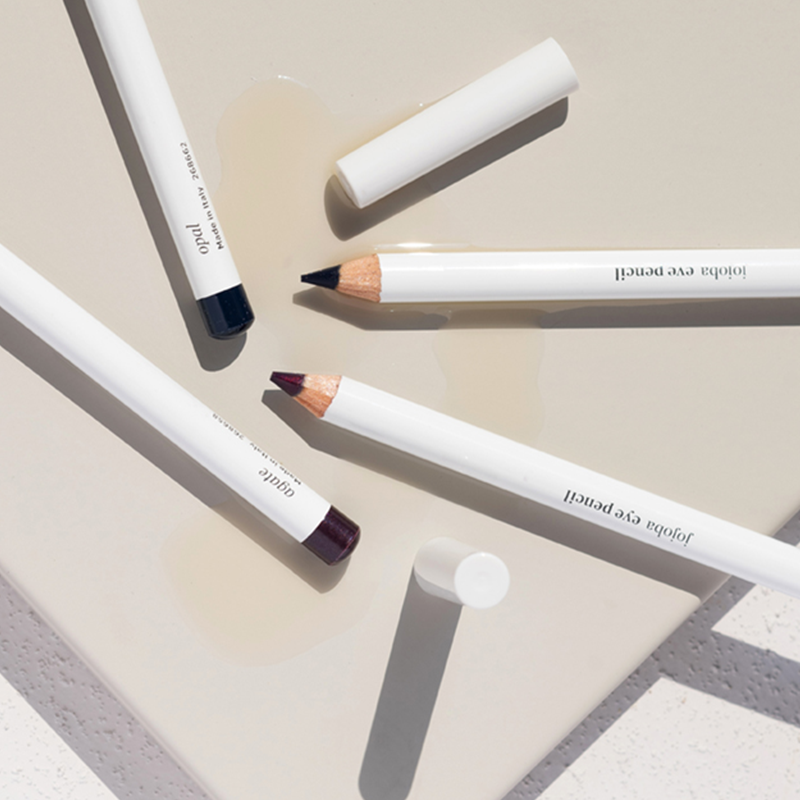 Dit prachtige Jojoba Eye Pencil van Ere Perez is een oogpotlood en eyeliner in een. Het potlood is te gebruiken om je ogen te omlijnen, maar ook om extra diepte aan bijvoorbeeld een Smokey Eye te geven. De toevoeging van Jojoba Oil zorgt voor een zachte en gevoede huid rondom de ogen en maakt hem ook geschikt voor gevoelige ogen.