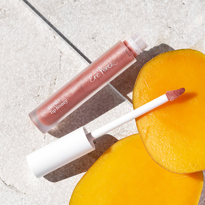 De Mango Lip Honey van Ere Perez is een prachtige sheer lipgloss om je lippen net even dat extra te geven. De lipgloss zorgt voor een subtiele kleur en hydrateert de lippen door middel van Mango Seed Butter. Een mooie glans zonder dat je lippen plakkerig worden. Je kunt de gloss alleen dragen of over een lipstick heen aanbrengen. 