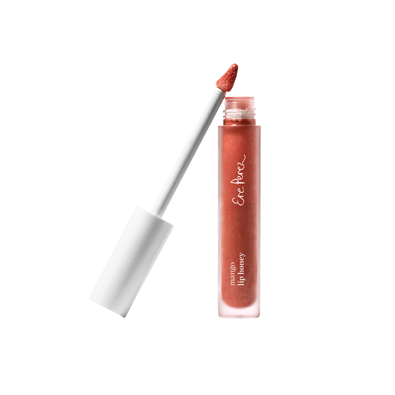 De Mango Lip Honey van Ere Perez is een prachtige sheer lipgloss om je lippen net even dat extra te geven. De lipgloss zorgt voor een subtiele kleur en hydrateert de lippen door middel van Mango Seed Butter. Een mooie glans zonder dat je lippen plakkerig worden. Je kunt de gloss alleen dragen of over een lipstick heen aanbrengen. 