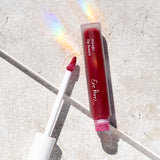 De Mango Lip Honey van Ere Perez is een prachtige sheer lipgloss om je lippen net even dat extra te geven. De lipgloss zorgt voor een subtiele kleur en hydrateert de lippen door middel van Mango Seed Butter. Een mooie glans zonder dat je lippen plakkerig worden. Je kunt de gloss alleen dragen of over een lipstick heen aanbrengen. 