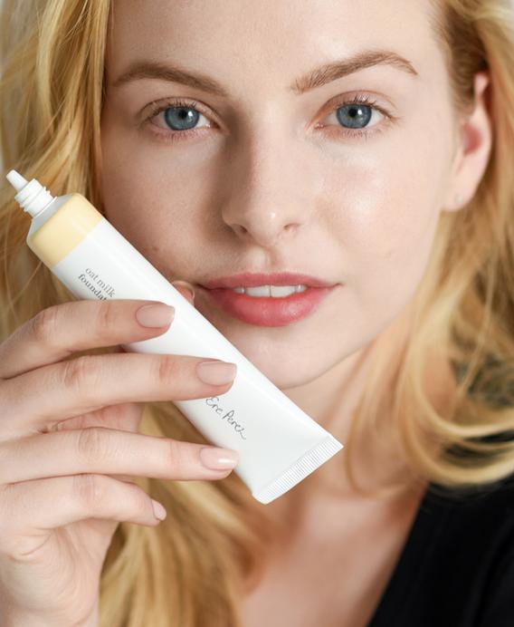 Deze Ere Perez Oat milk foundation is vegan, niet-vet, natuurlijk en long lasting. De unieke formule van de Ere Perez Oat Milk Foundation heeft krachtige ingrediënten zoals natuurlijke havermelk, perzik en vitamine E om een ​​gezonde huid te bevorderen.  #kleur_latte
