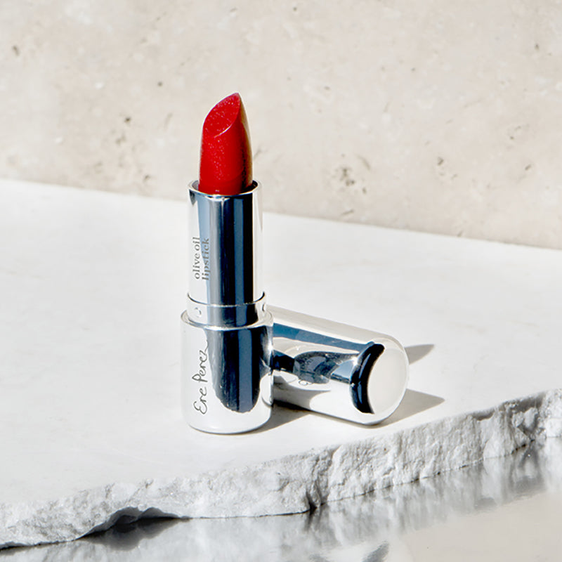 De Ere Perez Olive Oil Lipstick is een full coverage lipstick met een hydraterende en creamy textuur. De lippenstift voedt en verzacht de lippen door middel van Olijfolie. Geen uitgedroogde lippen en velletjes meer want Olijfolie hydrateert ontzettend goed en bevat bovendien vitamine E. Ideaal dus om je (droge) lippen mee te verzorgen.