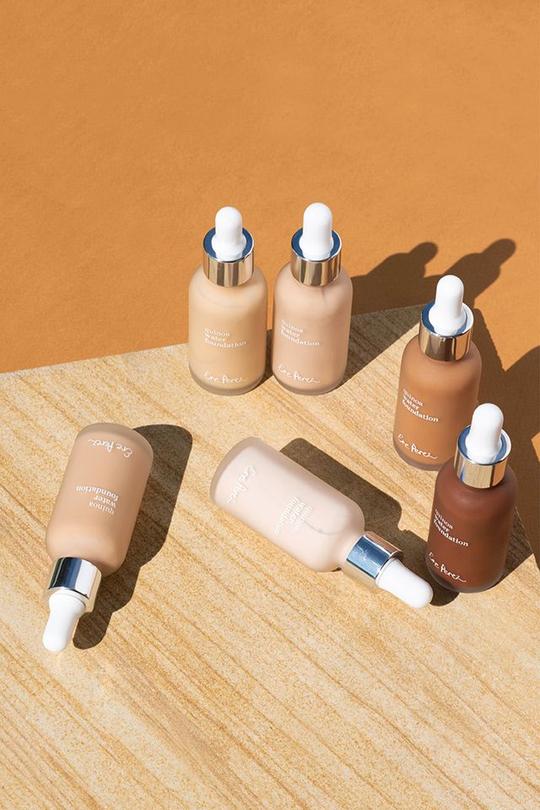 De Ere Perez lichtgewicht veganistische foundation op waterbasis die een prachtige matte finish geeft. Verrijkt met quinoa om ontstekingen te helpen genezen en de elasticiteit van de huid te verhogen. 