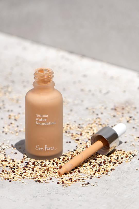 Een lichtgewicht veganistische foundation op waterbasis die een prachtige matte finish geeft. Verrijkt met quinoa om ontstekingen te helpen genezen en de elasticiteit van de huid te verhogen. 