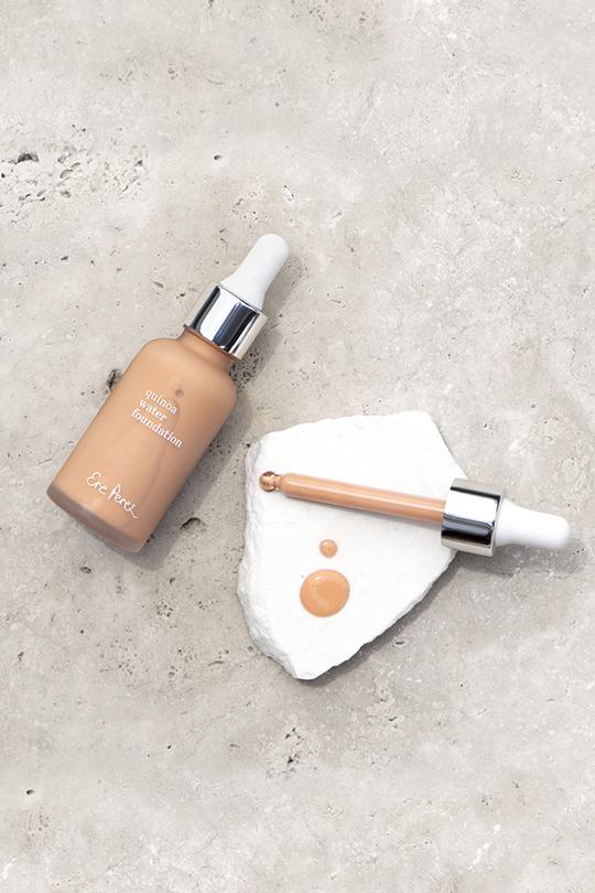 Een lichtgewicht veganistische foundation op waterbasis die een prachtige matte finish geeft. Verrijkt met quinoa om ontstekingen te helpen genezen en de elasticiteit van de huid te verhogen. 