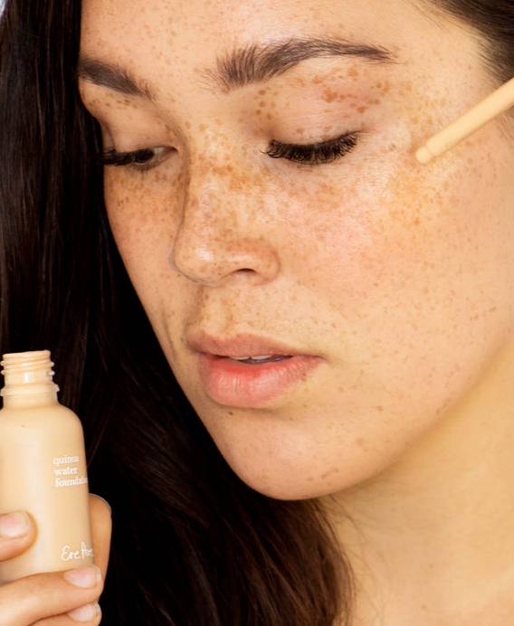 Een lichtgewicht veganistische foundation op waterbasis die een prachtige matte finish geeft. Verrijkt met quinoa om ontstekingen te helpen genezen en de elasticiteit van de huid te verhogen. 