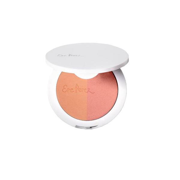 De Rice Powder Blush van Ere Perez is een blush voor een prachtige glow. De blush is verdeeld in twee tinten: een matte peach tint en een roze tint met een shimmer. Je kunt de blush gebruiken om een mooie kleur aan je gezicht te geven. De Blush poeders hebben een velvet finish.